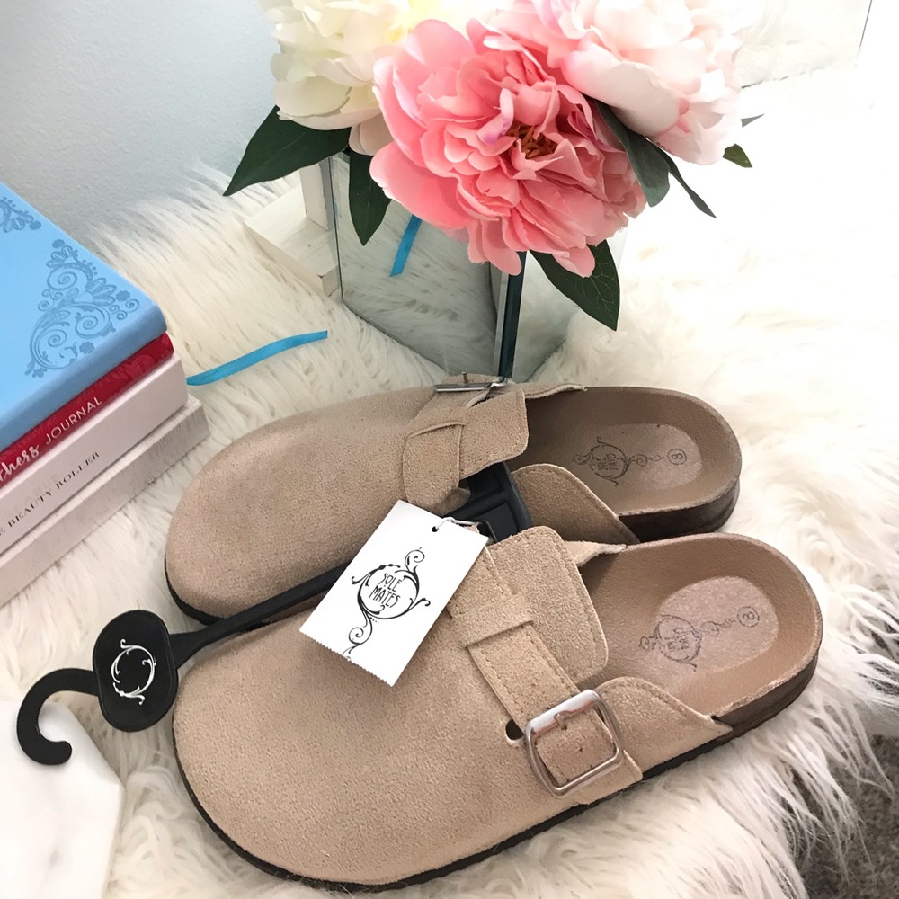 Women’s Clogs - Picture 2 of 5